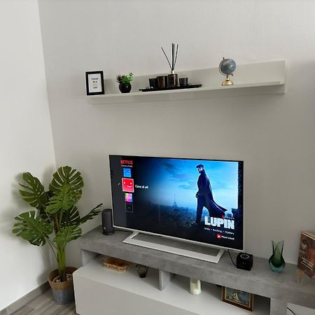 شقة Casa Di Afi, Perfect For 4 - Kitchen - Parking - Netflix أرونا المظهر الخارجي الصورة