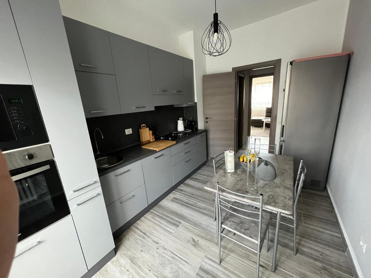 شقة Casa Di Afi, Perfect For 4 - Kitchen - Parking - Netflix أرونا المظهر الخارجي الصورة