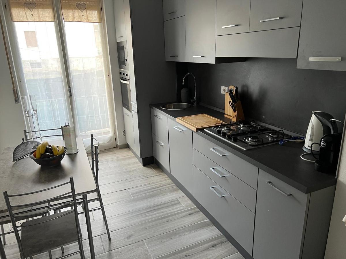 شقة Casa Di Afi, Perfect For 4 - Kitchen - Parking - Netflix أرونا المظهر الخارجي الصورة