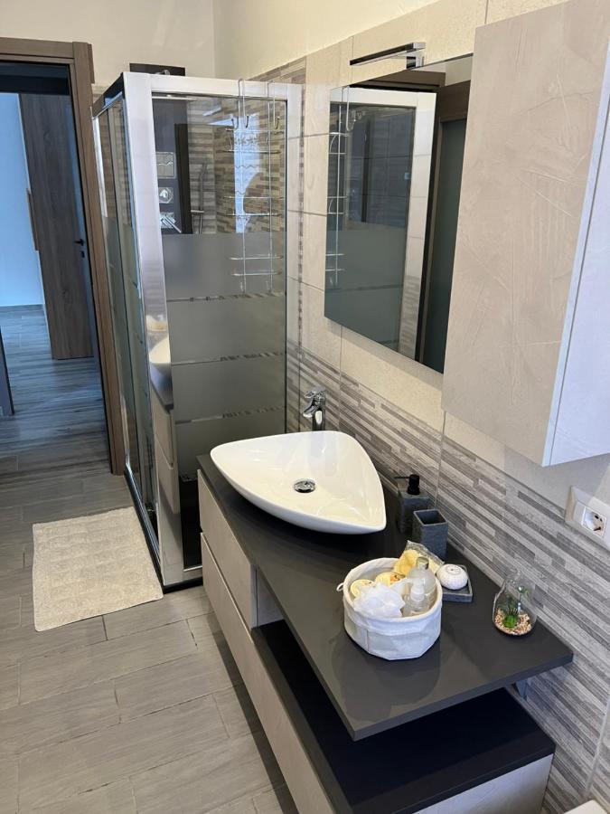 شقة Casa Di Afi, Perfect For 4 - Kitchen - Parking - Netflix أرونا المظهر الخارجي الصورة