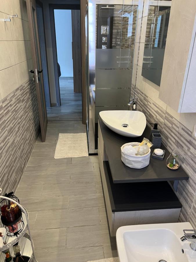 شقة Casa Di Afi, Perfect For 4 - Kitchen - Parking - Netflix أرونا المظهر الخارجي الصورة
