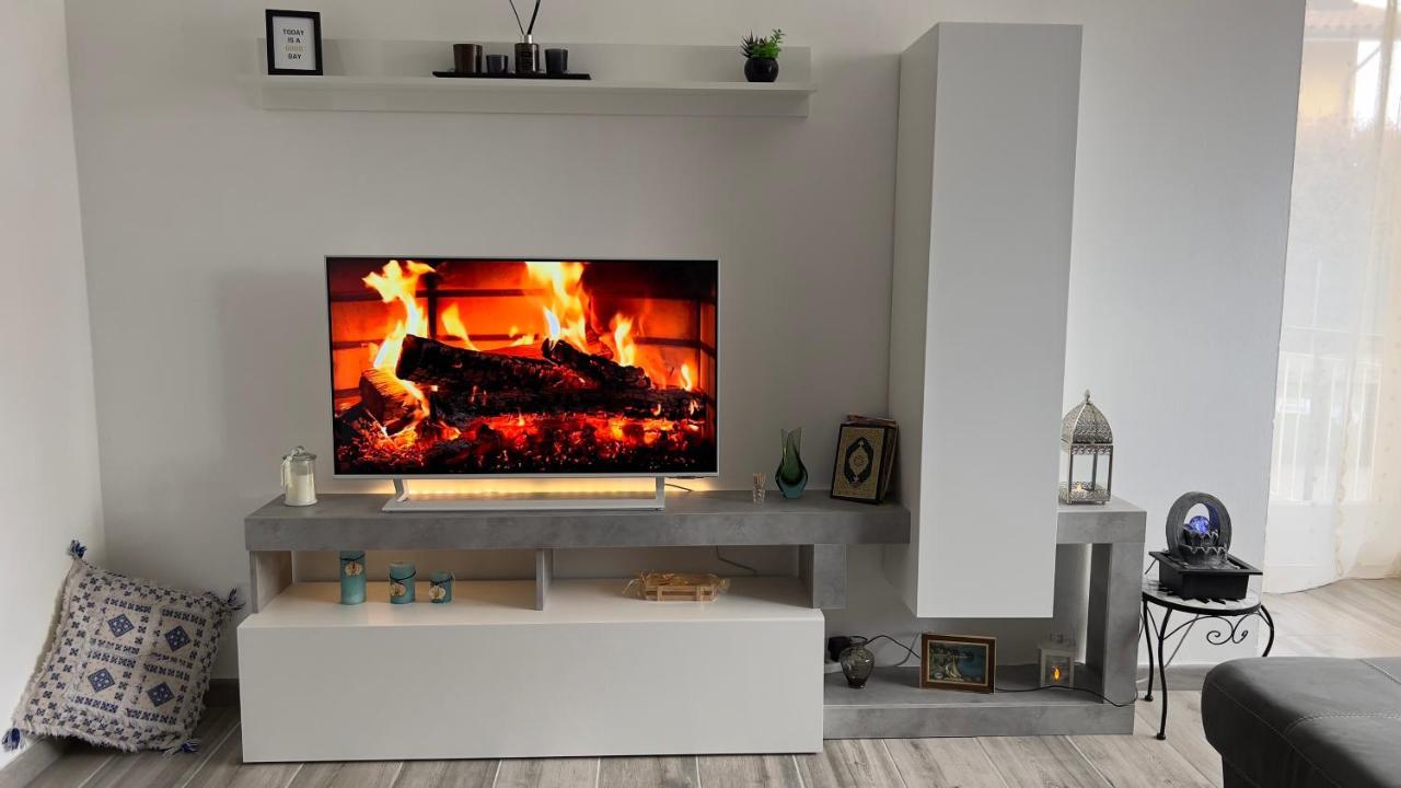 شقة Casa Di Afi, Perfect For 4 - Kitchen - Parking - Netflix أرونا المظهر الخارجي الصورة