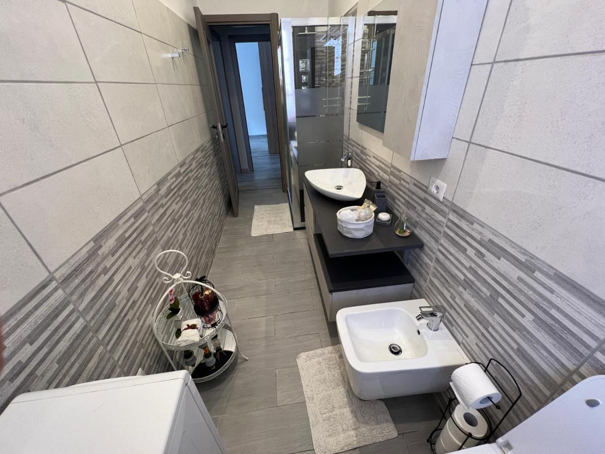 شقة Casa Di Afi, Perfect For 4 - Kitchen - Parking - Netflix أرونا المظهر الخارجي الصورة