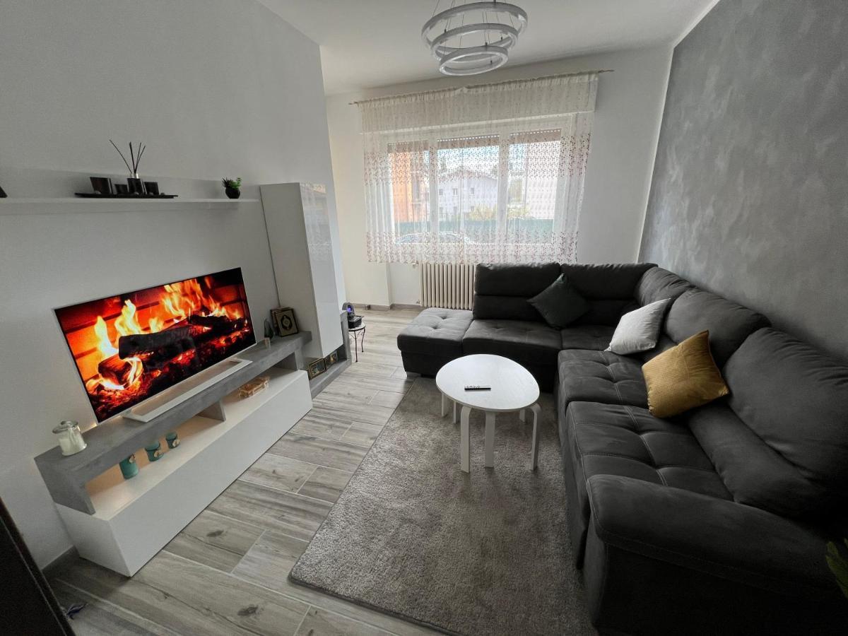 شقة Casa Di Afi, Perfect For 4 - Kitchen - Parking - Netflix أرونا المظهر الخارجي الصورة