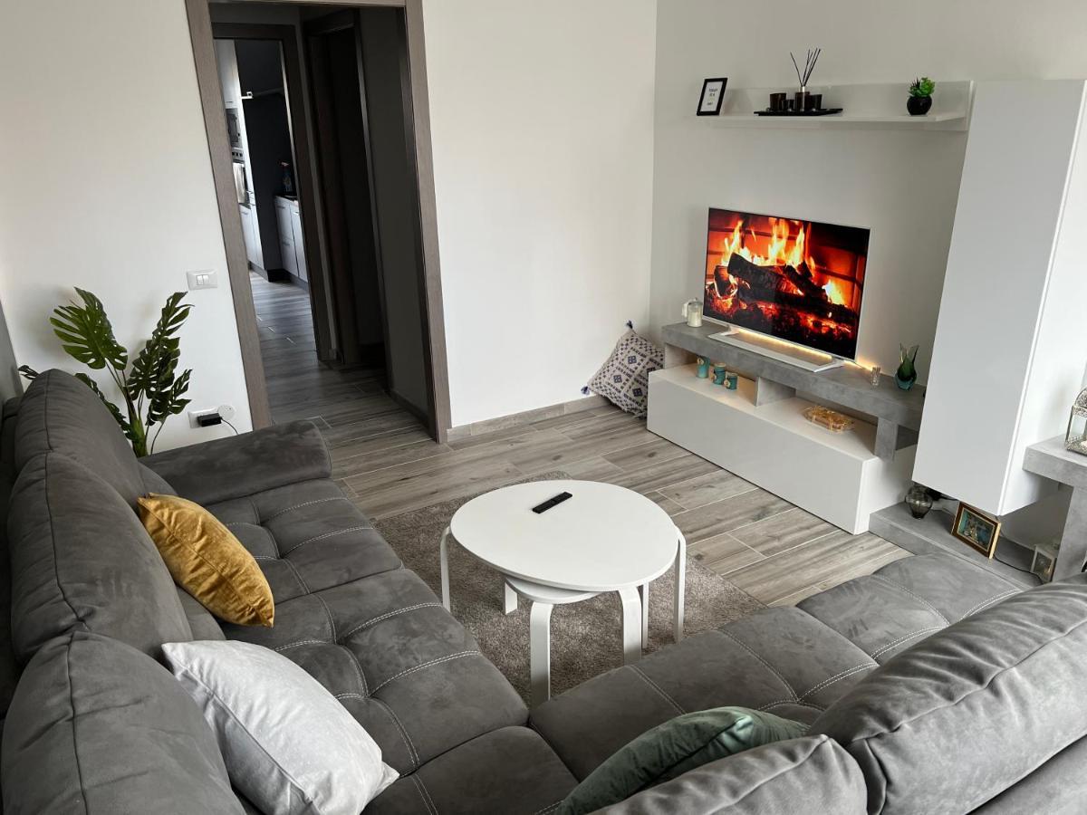 شقة Casa Di Afi, Perfect For 4 - Kitchen - Parking - Netflix أرونا المظهر الخارجي الصورة